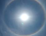 Este es el círculo que se observó al rededor del Sol en Bogotá y otras regiones del país. FOTO: TOMADA DE TWITTER @IDEAMColombia