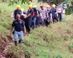 Para trasladar a la mujer en Titiribí atacada por abejas tuvieron que cargarla en camilla durante 25 minutos. FOTO: CORTESÍA