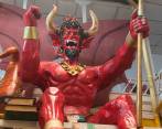 Diego Armando es de Bonafont, un corregimiento de Riosucio, Caldas. En esta imagen está trabajando en el diablo, que es un secreto hasta el sábado de Carnaval en la noche. FOTO cortesía. 