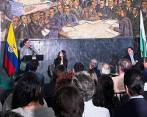 En el Salón del Concejo, del Antiguo Palacio Municipal, presidido por un sobrecogedor mural de Pedro Nel Gómez. Abajo la reunión privada con la junta directiva de Proantioquia. FOTOS Cortesía 