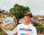 El antioqueño Juan Fernando Vélez celebrando su victoria en el downhill de la Feria de Manizales 2022. FOTO cortesía