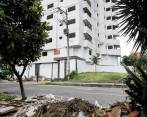 Pese a las mallas, los habitantes de calle no solo dejan basura al interior del edificio, también en sus alrededores. FOTO Jaime pérez.