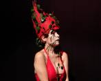 La actriz Teresita Estrada durante una de las presentaciones de la obra El Amargo Sabor de las Mandarinas, una obra dedicada a analizar los impactos de la violencia hacia las mujeres. Foto: cortesía Teatro Popular de Medellín