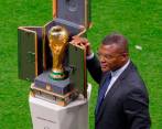 En la inauguración del Mundial, este domingo, se exhibió la copa que se llevará el campeón. FOTO: TOMADA DE TWITTER @fifaworldcup_es