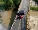 A las 3:30 de la tarde colapsó el puente El Alambrado en la vía que comunica a Quindío y el Valle del Cauca. Viajeros y habitantes grabaron cómo fue el colapso de la estructura. Autoridades investigan. FOTO cortesía
