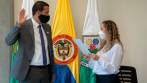 El rector Leonardo García tomó posesión del cargo ante la presidenta del Consejo Directivo, Alexandra Peláez. FOTO: CORTESÍA GOBERNACIÓN DE ANTIOQUIA.