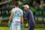 El técnico Arturo Reyes entregando unas indicaciones al arquero Sebastián Viera. FOTO EL COLOMBIANO 