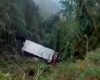 Así quedó el camión volcado en el accidente. FOTO: CORTESÍA DENUNCIAS ANTIOQUIA