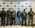 Los dos capturados fueron trasladados a la estación de Policía de Caicedo y deberán responder por el delito de hurto agravado. FOTO: Cortesía Ejército Nacional.