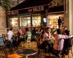 Las personas disfrutaban en la noche de este espacio entre café, cervezas, conversaciones y libros. FOTO: Archivo El Colombiano. 