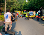 Al sitio llegó una ambulancia y un camión del cuerpo de bomberos de Medellín para atender a los heridos. FOTO: CORTESÍA GUARDIANES ANTIOQUIA