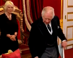 Esta es una de las imágenes del vídeo que se hizo viral en redes donde Carlos III le pide airado a su equipo de servicio organizarle el escritorio. Foto: pantallazo tomado de redes sociales. 
