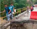 El daño es tan graves que ni para uso peatonal se puede destinar el puente. Aún así, no faltan los osados que lo atraviesan. FOTO: Cortesía.