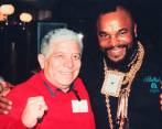 Fabio Poveda Márquez junto a Mario Baracus, personaje de Los Magníficos. FOTO CORTESÍA