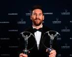 Lionel Messi con sus dos trofeos como Deportista del Año y por el logro con Argentina campeón del Mundo. FOTO TOMADA @LaureusSport