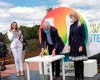 Enrique Peñalosa recibe aval del Partido de la U para ser candidato a la Presidencia. Junto a él está Dilian Francisca Toro, presidenta de esa colectividad. FOTO: Twitter @EnriquePenalosa