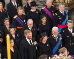 Tercera fila de arriba a abajo. De izquierda a derecha: Sofía, Juan Carlos I, Letizia y Felipe VI. FOTO TOMADA DE TWITTER (@ume_umes)