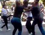 En un momento de la pelea hasta dos adultos atacaron a uno de los estudiantes. FOTO: Cortesía Denuncias Antioquia.