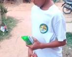 Los niños de varios colegios de Remedios se sorprendieron cuando de las bolsas de leche salía agua. IMAGEN CAPTADA DE VIDEO