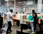 En el vídeo compartido por el Personero de Medellín se ve cómo intentan hacerle frente a la inundación de la sede. FOTO: CAPTURA DE PANTALLA.
