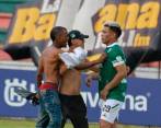 El delantero Teófilo Gutiérrez fue uno de los jugadores agredidos por los hinchas que invadieron la cancha del Doce de Octubre. FOTO EL PAÍS