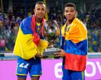 Sebastián Villa y Frank Fabra con el trofeo de la Supercopa Argentina. En la actualidad, Fabra es uno de los capitanes del equipo xeneize y se gana elogios de los hinchas, cuerpo tecnico y directivos. FOTO @BocaJrsOficial
