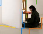 Beatriz Olano trabajando en La Balsa la interrelación entre lo geométrico, el espacio y el color. FOTO Cortesía