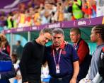 El entrenador Luis Fernando Suárez dialoga con el técnico Luis Enrique, después del duelo que sostuvo Costa Rica con España en la fase de grupos del Mundial. FOTO GETTY