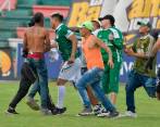 Esta es una de las imágenes que se han compartido en redes sobre la invasión del campo por parte de los hinchas del Cali. FOTO EL PAÍS