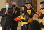 Una delegación de deportistas colombianos liderados por Mariana Pajón recibió el pabellón nacional de manos del presidente Iván Duque. FOTO CORTESÍA PRESIDENCIA