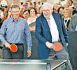 Bill Gates y Warren Buffett hacen parte de la iniciativa en la que millonarios donan sus fortunas a causas benéficas. Aquí juegan una partida de tenis de mesa en un evento anual en mayo de 2012.<span class=mln_uppercase_mln> </span><span class=mln_uppercase_mln>FOTO</span> <b><span class=mln_uppercase_mln>getty</span></b>