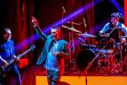 Fito salió con un traje verde que cambió después del intermedio del concierto. FOTO Jaime Pérez