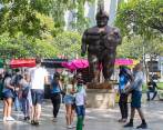 En el Parque de las Esculturas, en la Plaza Botero, se visualizan algunas de las ideas de Chipperfield: los museos no se deben centrar únicamente en atraer turistas. Su cerramiento no le gustaría. FOTO Manuel Saldarriaga.