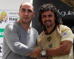Fernando salazar, junto con el técnico de Águilas, Leonel Álvarez. FOTO ARCHIVO EC