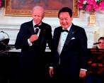 El presidente de Estados Unidos, Joe Biden y Yoon Suk Yeo. FOTO GETTY
