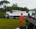 En este bus se transportaba la agrupación musical, cuando se produjo el accidente. FOTO: CORTESÍA DE DENUNCIAS ANTIOQUIA.