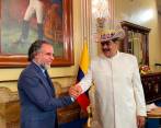 En la imagen el embajador de Colombia en Caracas, Armando Benedetti, junto al presidente de Venezuela, Nicolás Maduro, celebrando el restablecimiento de relaciones. FOTO: COLPRENSA