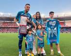 El arquero uruguayo acompañado de su esposa e hijos en el homenaje que le hizo el Junior en el estadio Metropolitano antes del duelo contra Santa Fe por la cuarta fecha. FOTOS Cortesía Junior F.C.