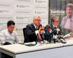 De izquierda a derecha: el senador Ariel Ávila, el ministro de Justicia, Néstor Osuna, y el representante Alirio Uribe. 