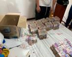 El dinero decomisado estaba guardado en cajas debajo de camas, detrás de paredes y en cajones en billetes de $50.000 y $100.000. FOTO: TOMADA DE TWITTER @Ivan_Velasquez_