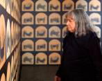 La maestra Beatriz González viendo su obra A Posteriori, de la exposición Bruma. Foto Cortesía Juan Barbero para la Dirección de Patrimonio Cultural Unal.