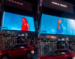 En las grandes pantallas del Times Square en Nueva York aparecen los rostros de Karol G y Shakira juntos. Promocionan su primera colaboración. FOTO: REDES SOCIALES