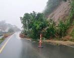En la vía entre Medellín y San Jerónimo hay paso restringido en el kilómetro 32 por cuenta de un deslizamiento. FOTO: MANUEL SALDARRIAGA
