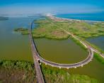 En la concesión Ruta Costera, sobresale el Viaducto El Gran Manglar sobre la ciénaga de La Virgen. FOTO cortesía isa