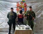 El capturado con el fusil que presuntamente pretendía vender al Clan del Golfo. Foto: Cortesía Ejército. 