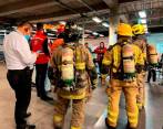 Cuerpos de bomberos adelantan mediciones de la calidad del aire al interior de la sede. Foto Cortesía