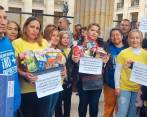En Bogotá los tenderos afiliados a Fenalco entregaron una carta expresando sus inquietudes frente a la reforma tributaria. FOTO cortesía