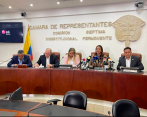 Durante la jornada también fue radicada una reforma alternativa por el Partido de la U. FOTO: TWITTER