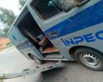 Este fue uno de los daños en la camioneta tipo Van. FOTO: CORTESÍA.