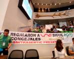 Un grupo de trabajadores de la empresa llegó a las gradas del Concejo portando pancartas expresando su rechazo ante una eventual venta de las acciones. FOTO: JAIME PÉREZ